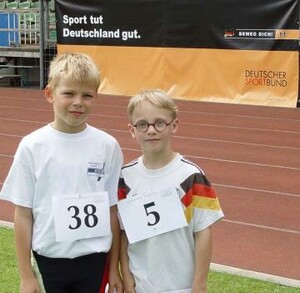 Zwei Kinder haben das Schülersportabzeichen erworben (Bild: DSB-Archiv)