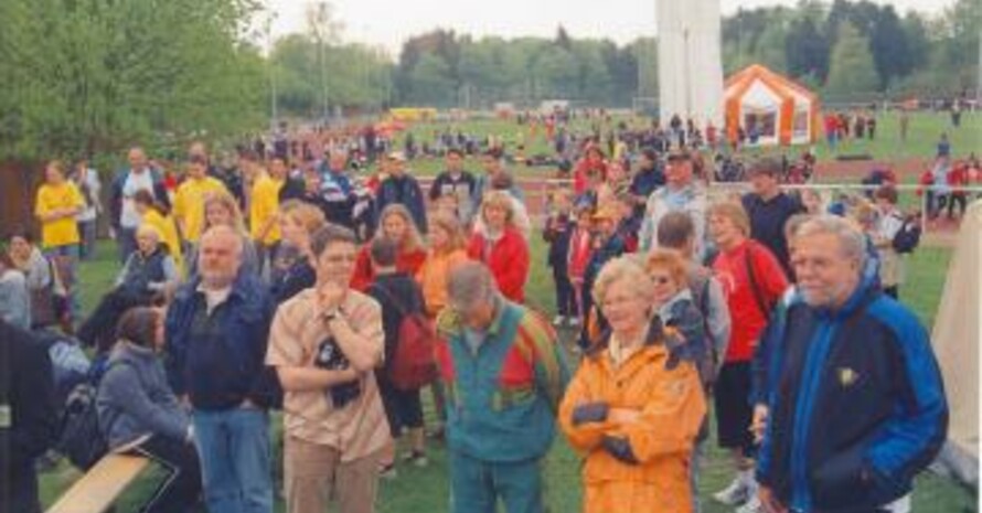 Ein Blick auf die vielen Teilnehmer im Stadion.