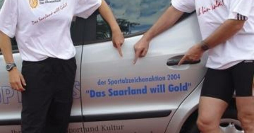 Die Triathletin Joelle Franzmann und Dr. Klaus Steinbach, Päsident des NOK, machen Werbung für das Sportabzeichen.